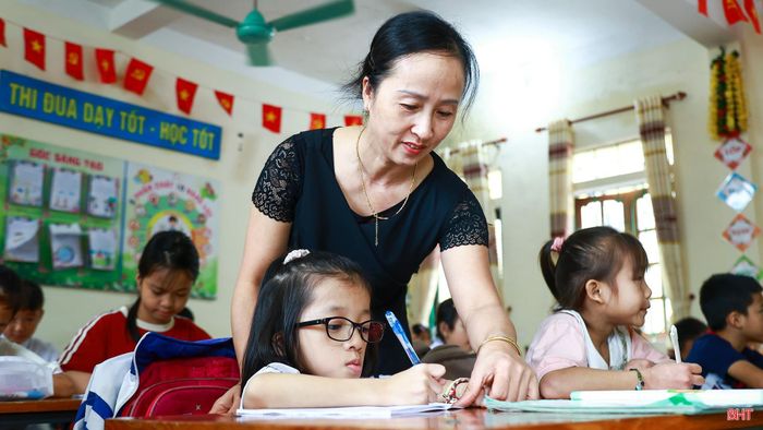 Nhờ sự hướng dẫn tận tình của cô giáo, ba năm học liên tiếp, em đều đạt danh hiệu học sinh xuất sắc. Em vui khi những cố gắng của mình được cô giáo và bố mẹ ghi nhận.