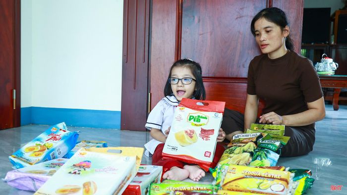 Em không muốn mọi người chỉ nhớ đến mình bởi căn bệnh xương thủy tinh. Em muốn được nhớ là Ngân Khánh - cô bé thích đi học, thích hát, thích cùng mẹ bán hàng và thích những điều bình dị quanh mình.