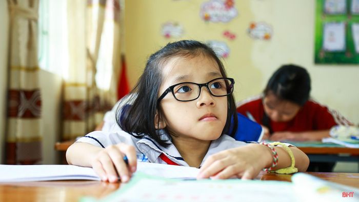 Em mong sau này mình sẽ trở thành một cô giáo, được đứng trên bục giảng, dạy học và mang đến cho học trò những điều tích cực.