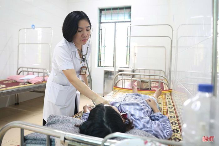 Bác sĩ CKI Lê Thị Quỳnh Nga - Trưởng khoa Cấp tính nữ thăm khám cho một bệnh nhân.