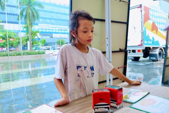 Em Võ Khánh Huyền (phường Thành Sen) chia sẻ: “Em rất vui vì hôm nay đến đây và được tự chọn những cuốn sách mình thích. Có rất nhiều cuốn sách hay, em thích những câu chuyện có nhân vật thú vị và muốn mang về đọc ngay. Em mong sẽ có thêm nhiều chương trình như thế này để chúng em được đọc thêm nhiều sách”.