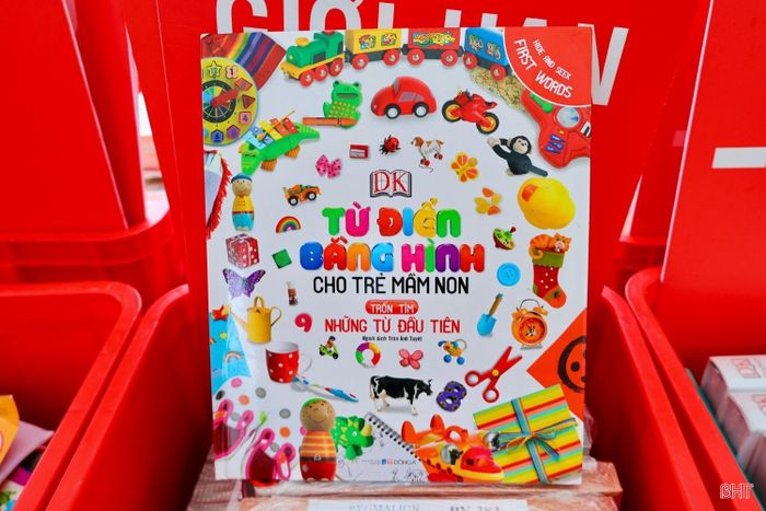 Không gian xe sách giới thiệu đa dạng các thể loại từ truyện thiếu nhi, truyện tranh, sách khám phá đến những đầu sách dành cho độc giả lớn tuổi.