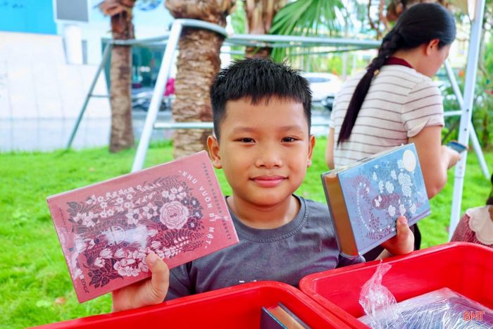 Dừng chân tại Hà Tĩnh, “Sách đến mọi nhà” tạo thêm cơ hội để những em nhỏ được tự tay lựa chọn và nhận những cuốn sách phù hợp. Từ những cuốn sách mang về, các em có thêm điều kiện đọc, tìm hiểu và khám phá những điều mới trong cuộc sống.