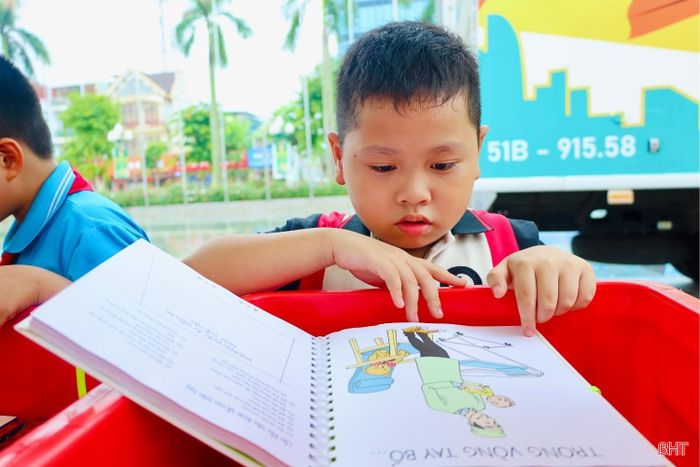 Từ những cuốn sách được trưng bày, các em tự mình tìm kiếm câu chuyện, nhân vật mà mình yêu thích. Việc được lựa chọn theo sở thích khiến nhiều em thích thú.