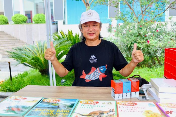 Họa sĩ Trần Đại Thắng - Giám đốc Công ty Sách Đông A bày tỏ: “Điều khiến chúng tôi ấn tượng nhất là sự hào hứng và tinh thần ham đọc sách của các em nhỏ Hà Tĩnh. Mỗi em có một sở thích riêng, em thích truyện, em tìm sách khám phá, nhưng đều rất chăm chú khi lựa chọn và đọc sách. Dù trời mưa, các em vẫn cùng bố mẹ đến tham gia. Chúng tôi mong những cuốn sách được trao hôm nay sẽ tiếp tục nuôi dưỡng niềm yêu thích đọc sách của các em”.