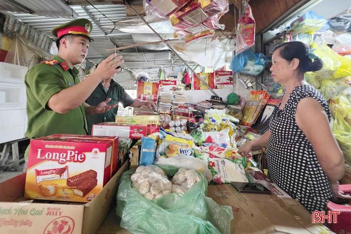Công an xã Đức Quang tổ chức tuyên truyền về công tác PCCC đối với hộ kinh doanh tại chợ Trổ.
