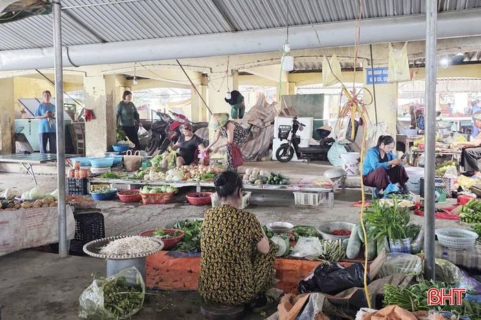Hệ thống dây điện tại chợ Trổ được mắc lộn xộn, mất an toàn.