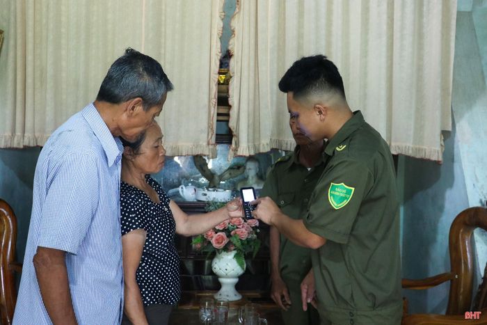 Gia đình bà L.T.H. (xã Cẩm Duệ) được lực lượng tham gia bảo vệ ANTT cơ sở hỗ trợ, may mắn tránh khỏi vụ lừa đảo 100 triệu đồng.