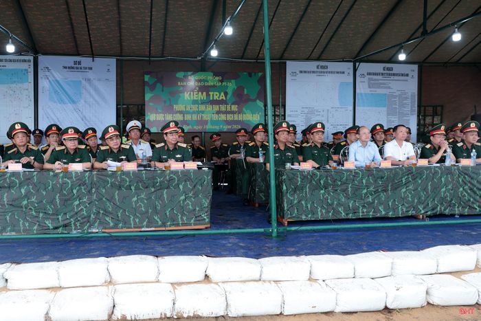 Trung tướng Trương Mạnh Dũng cùng đoàn công tác của Bộ Quốc phòng, Bộ Tư lệnh Quân khu 4, lãnh đạo tỉnh Hà Tĩnh kiểm tra khu vực thực binh tiến công địch đổ bộ đường biển tại thôn Bắc Thành, xã Yên Hòa.
