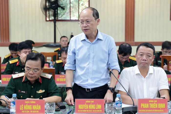 Đồng chí Nguyễn Hồng Lĩnh – Phó Bí thư Thường trực Tỉnh ủy, Chủ tịch HĐND tỉnh, Phó Trưởng ban Chỉ đạo Diễn tập khu vực phòng thủ tỉnh phát biểu tại cuộc làm việc.