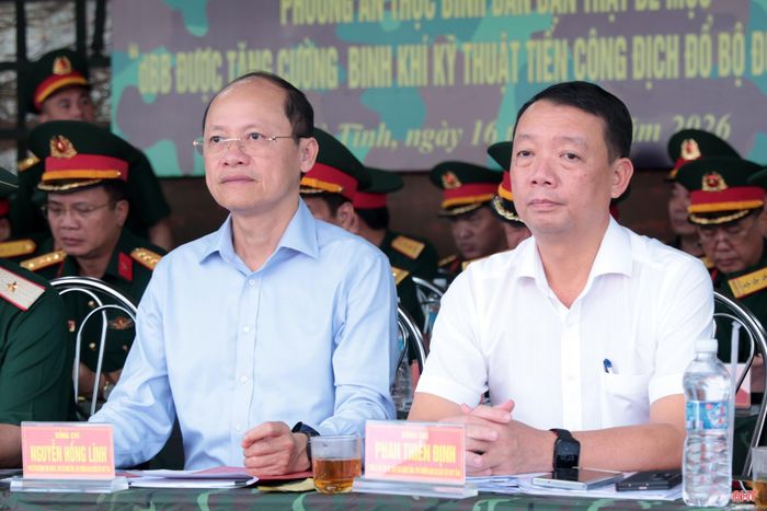 Đồng chí Nguyễn Hồng Lĩnh – Phó Bí thư Thường trực Tỉnh ủy, Chủ tịch HĐND tỉnh, Phó Trưởng ban Chỉ đạo và đồng chí Phan Thiên Định – Phó Bí thư Tỉnh ủy, Chủ tịch UBND tỉnh, Phó Trưởng ban Chỉ đạo nghe báo cáo phương án tiến công địch đổ bộ đường biển tại thôn Bắc Thành, xã Yên Hòa.