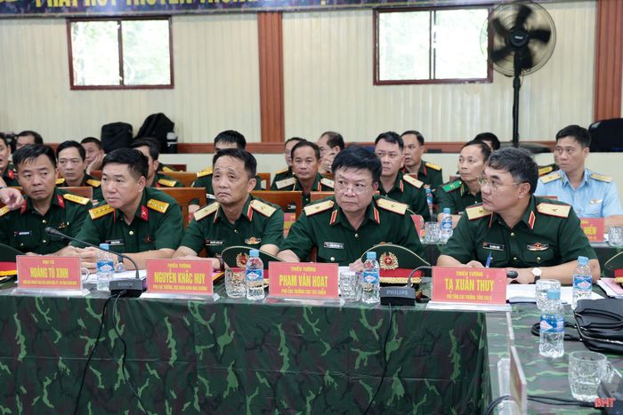 Thành viên đoàn công tác của Bộ Quốc phòng tại cuộc làm việc.