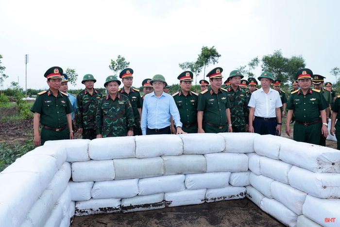 Các đại biểu kiểm tra công trình phục vụ diễn tập khu vực phòng thủ tỉnh Hà Tĩnh tại xã Yên Hòa.