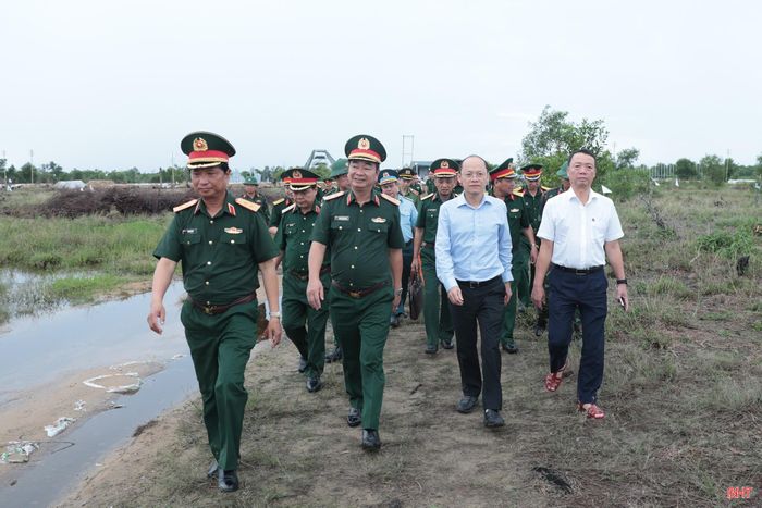 Trung tướng Trương Mạnh Dũng – Phó Tổng Tham mưu trưởng Quân đội nhân dân Việt Nam, Bộ Tư lệnh Quân khu 4 cùng lãnh đạo tỉnh Hà Tĩnh kiểm tra công tác chuẩn bị diễn tập khu vực phòng thủ tỉnh Hà Tĩnh năm 2026.
