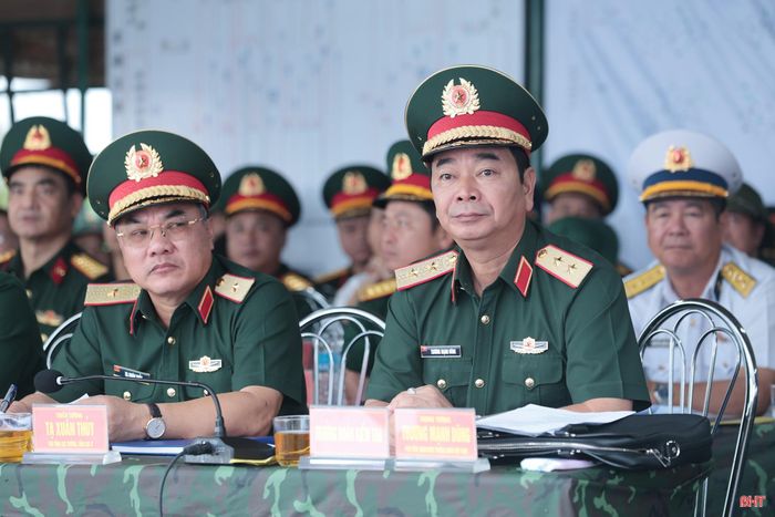 Trung tướng Trương Mạnh Dũng – Phó Tổng Tham mưu trưởng Quân đội nhân dân Việt Nam và các đại biểu nghe báo cáo phương án tiến công địch đổ bộ đường biển tại thôn Bắc Thành, xã Yên Hòa.