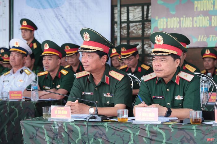 Trung tướng Hà Thọ Bình – Tư lệnh Quân khu 4 và Thiếu tướng Lê Hồng Nhân – Phó Tư lệnh, Tham mưu trưởng Quân khu 4 nghe báo cáo phương án tiến công địch đổ bộ đường biển tại thôn Bắc Thành, xã Yên Hòa.
