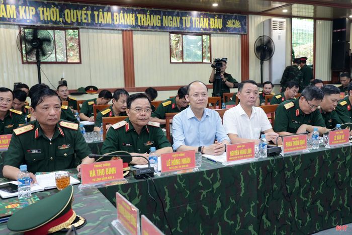 Lãnh đạo Bộ tư lệnh Quân khu 4 và lãnh đạo tỉnh Hà Tĩnh tại cuộc làm việc.