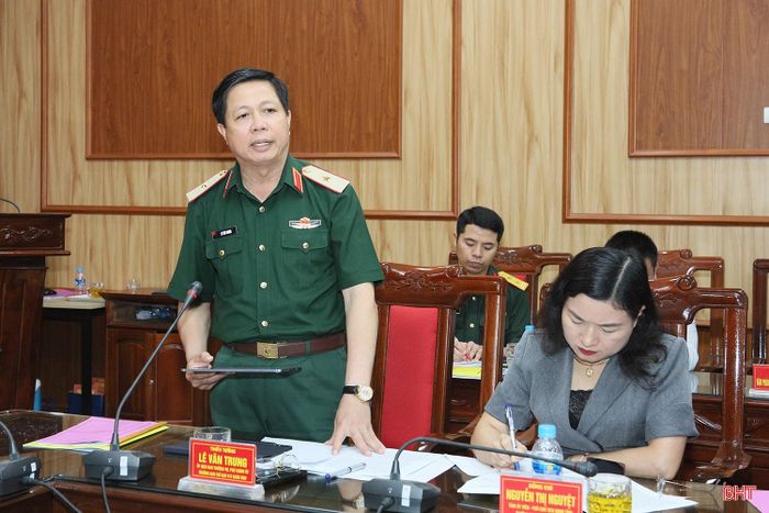 Thiếu tướng Lê Văn Trung – Ủy viên Ban Thường vụ Đảng ủy, Phó Chính ủy, Trưởng Ban Chỉ đạo về TKQT&XĐDT hài cốt liệt sĩ Quân khu 4 phát biểu tại buổi làm việc.