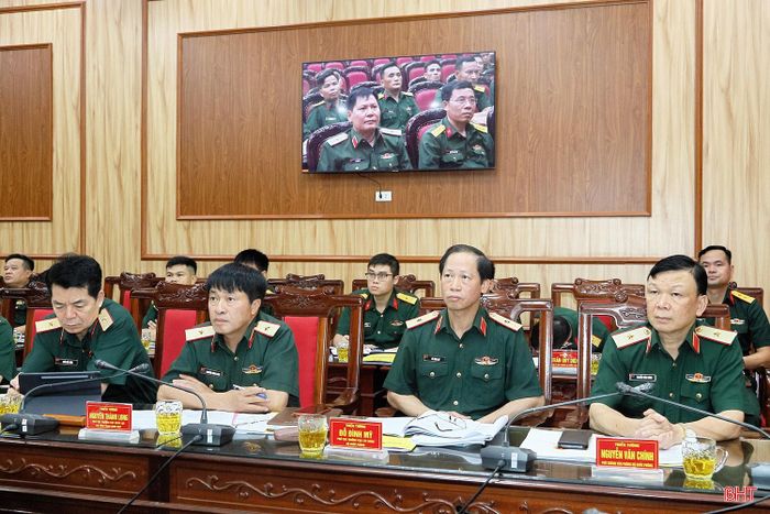 Các đại biểu trong đoàn công tác của Bộ Quốc phòng tham dự buổi làm việc.
