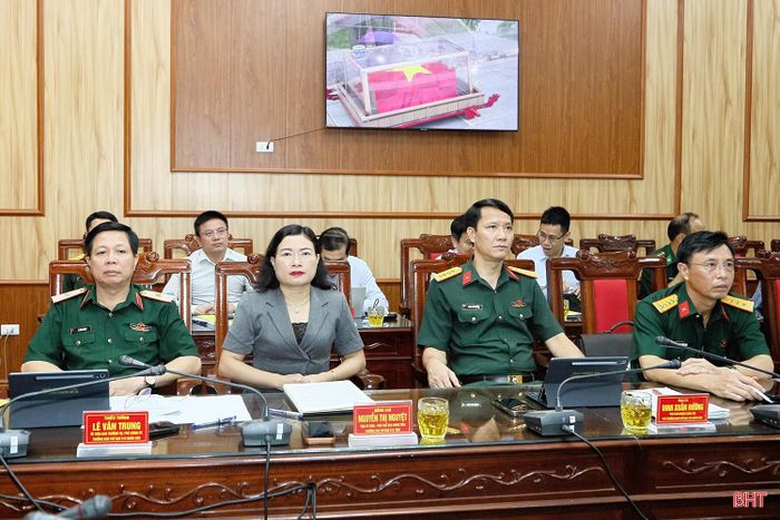 Thiếu tướng Lê Văn Trung – Ủy viên Ban Thường vụ Đảng ủy, Phó Chính ủy, Trưởng Ban Chỉ đạo về TKQT&XĐDT hài cốt liệt sĩ Quân khu 4; Phó Chủ tịch UBND tỉnh Nguyễn Thị Nguyệt – Trưởng Ban Chỉ đạo TKQT&XĐDT hài cốt liệt sĩ tỉnh và các đại biểu tham dự buổi làm việc.