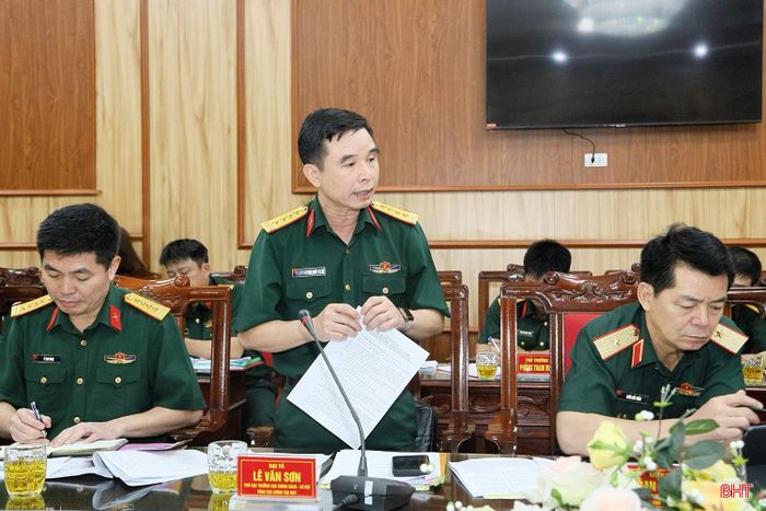 Đại tá Lê Văn Sơn - Phó Cục trưởng Cục Chính sách - Xã hội, Tổng cục Chính trị, Bộ Quốc phòng phát biểu tại buổi làm việc.