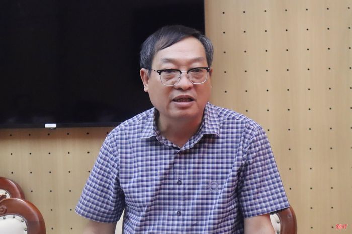 Đồng chí Đặng Trần Phong - Phó Giám đốc Sở Tài chính báo cáo, làm rõ các nội dung liên quan.
