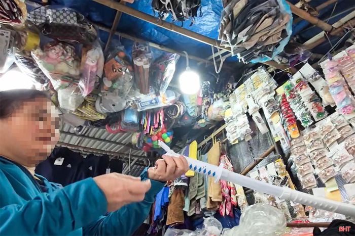 Không chỉ súng nhựa, tại một số quầy còn xuất hiện kiếm, dao.