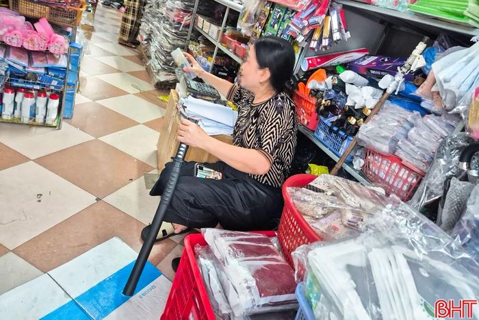 Thanh kiếm được bày bán tại cửa hàng tạp hóa với giá 50.000 đồng.