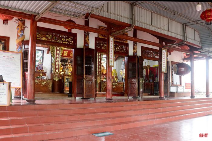 Hoành phi, câu đối cùng nhiều hạng mục ở đền Tam Lang được trùng tu, tôn tạo khang trang.