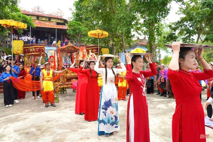 Hàng năm, đông đảo người dân tham gia các lễ hội ở đền Tam Lang.