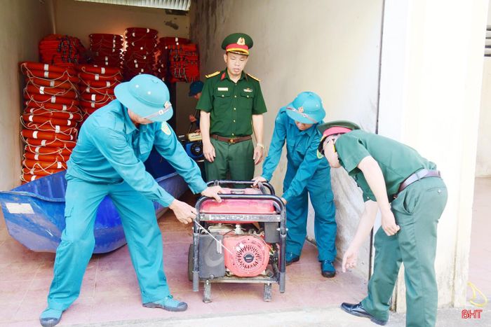 Lực lượng dân quân xã Lộc Hà chuẩn bị phương tiện, trang bị, máy móc phục vụ phòng, chống thiên tai.