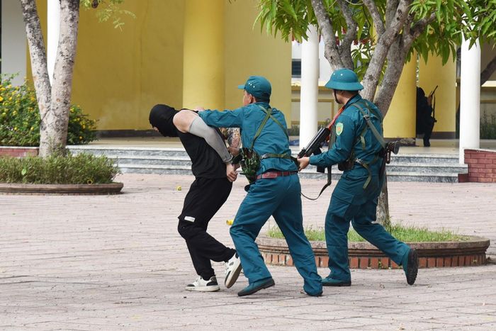 Dân quân phường Trần Phú tham gia diễn tập tiêu diệt bọn khủng bố bắt cóc con tin.