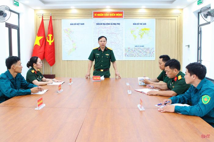 Tiểu đội dân quân thường trực xã Mai Phụ tham gia giao ban triển khai nhiệm vụ hàng ngày.