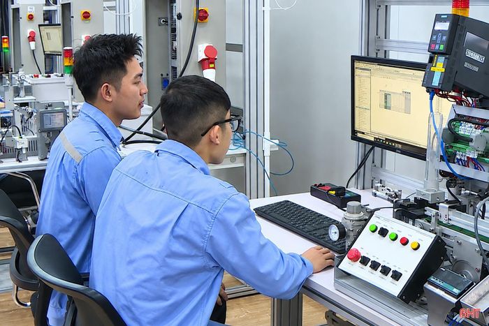 Giờ thực hành của sinh viên Trường Cao đẳng Công nghệ Hà Tĩnh.