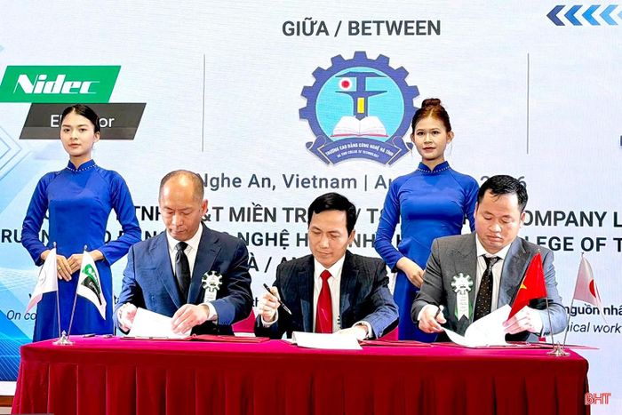 Hiệu trưởng Trường Cao đẳng Công nghệ Hà Tĩnh Nguyễn Trọng Tấn (ngồi giữa) ký kết biên bản ghi nhớ hợp tác đào tạo với Tập đoàn Nidec Elevator (Nhật Bản) và Công ty TNHH T&T Miền Trung (Nghệ An).