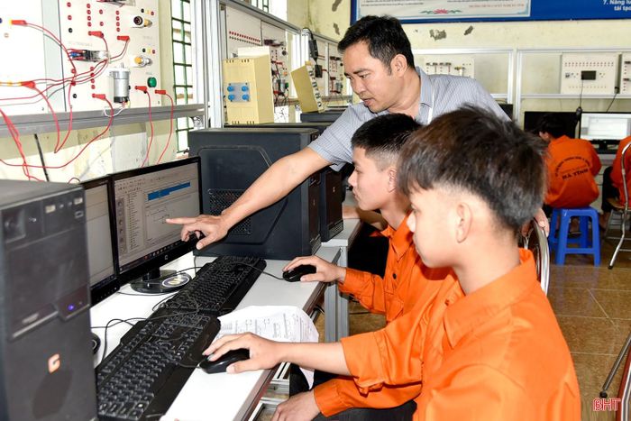 Nhiều học sinh sau khi tốt nghiệp ra Trường Trung cấp Kỹ nghệ Lý Tự Trọng có việc làm và thu nhập ổn định.