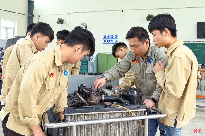 Sinh viên Trường Cao đẳng Kỹ thuật Việt - Đức Hà Tĩnh thực hành nghề công nghệ ô tô.