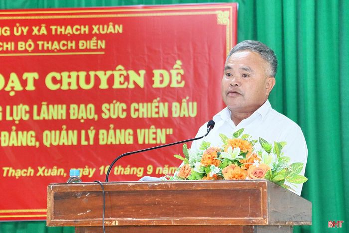 Đảng viên Nguyễn Hồng Sơn tham luận tại buổi sinh hoạt.