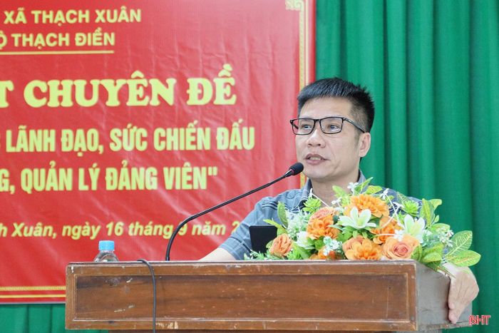 Đồng chí Nguyễn Quốc Anh - Phó Trưởng phòng Tổ chức đảng, đảng viên, Ban Tổ chức Tỉnh ủy phát biểu tại buổi sinh hoạt chuyên đề.