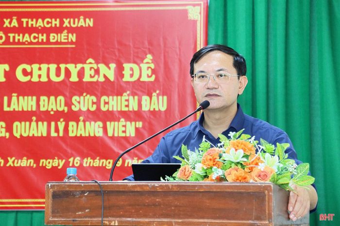 Đồng chí Nguyễn Bá Hà - Bí thư Đảng ủy, Chủ tịch HĐND xã Thạch Xuân phát biểu tại buổi sinh hoạt chuyên đề.