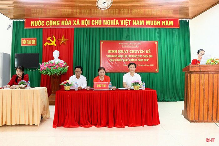 Các đồng chí chủ trì sinh hoạt chuyên đề.
