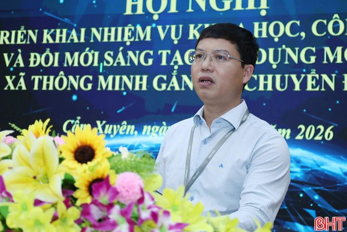 Phó Giám đốc Viettel Hà Tĩnh Nguyễn Cơ Chiến giới thiệu về mô hình sản phẩm dự kiến của nhiệm vụ khoa học, công nghệ và đổi mới sáng tạo xây dựng mô hình xã thông minh.