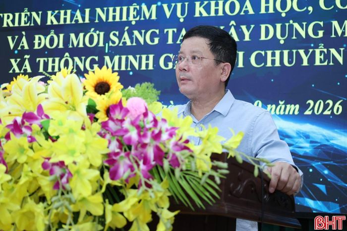 Phó Bí thư Đảng uỷ, Chủ tịch UBND xã Cẩm Xuyên Phan Trọng Bình phát biểu tại hội nghị.