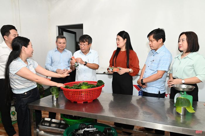 ... và mô hình sản xuất, chế biến giò lụa Song Anh.
