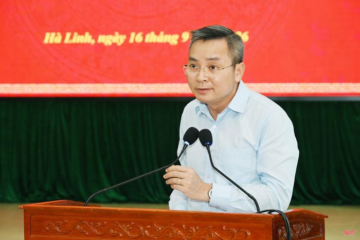 Đồng chí Trần Tuấn Nghĩa - Bí thư Đảng ủy xã Hà Linh thảo luận và đề xuất, kiến nghị một số nội dung tại buổi sinh hoạt.