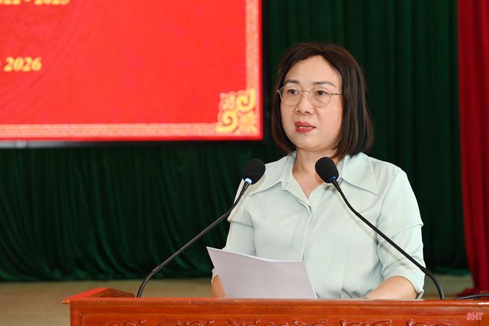 Đồng chí Nguyễn Thị Thúy Nga - Trưởng Ban Kinh tế - Ngân sách HĐND tỉnh trình bày báo cáo đề dẫn chuyên đề.