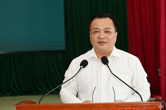 Đồng chí Nguyễn Văn Tuấn - Phó Trưởng Ban Kinh tế - Ngân sách HĐND tỉnh trình bày tham luận với chủ đề: “Khả năng tiếp cận, hấp thụ chính sách của hợp tác xã nông nghiệp giai đoạn 2022-2025 và yêu cầu hoàn thiện chính sách gắn với tổ chức sản xuất theo bản đồ nông nghiệp sinh thái Hà Tĩnh giai đoạn 2026-2030”.