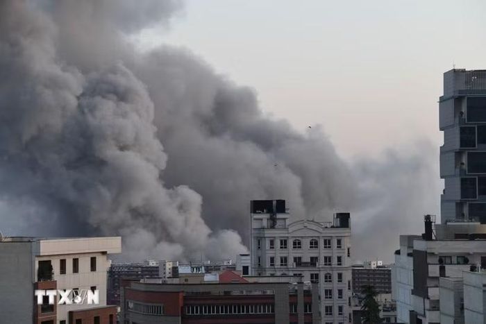 Khói bốc lên sau vụ không kích xuống Tehran, Iran ngày 6/3/2026. (Ảnh: THX/TTXVN)