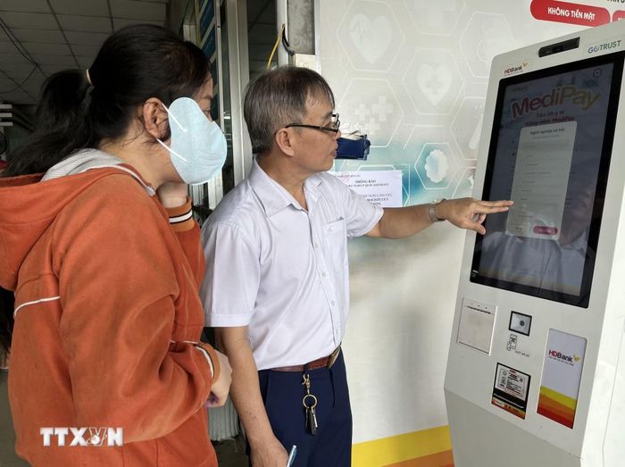 Kiosk tự phục vụ - đăng ký khám chữa bệnh qua máy tự động được triển khai hiệu quả tại một số bệnh viện ở Tây Ninh. (Ảnh: Đức Hạnh/TTXVN)