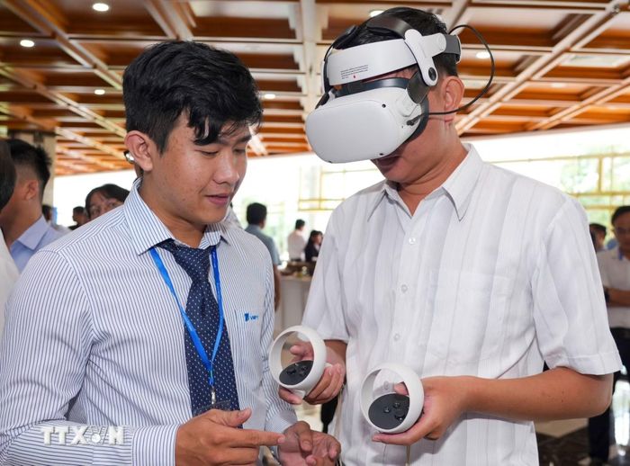 Trải nghiệm công nghệ thực tế ảo (VR) tại không gian trưng bày các giải pháp công nghệ số ở Tây Ninh. (Ảnh: Minh Phú/TTXVN)
